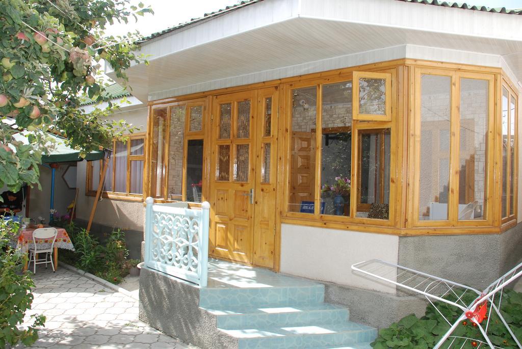 " У Татьяны" Hotel Cholpon-Ata Exterior foto